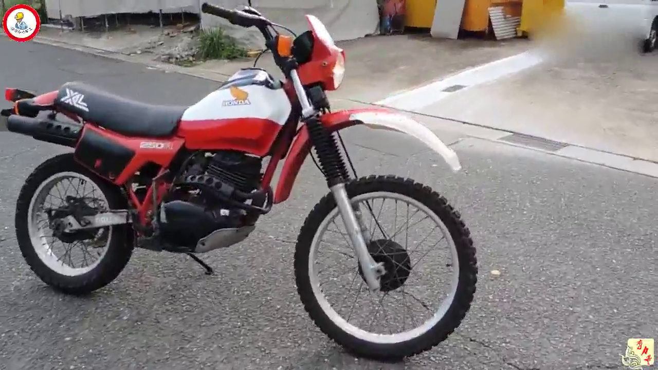 80年代的本田250cc攀爬越野摩托车依旧在农村