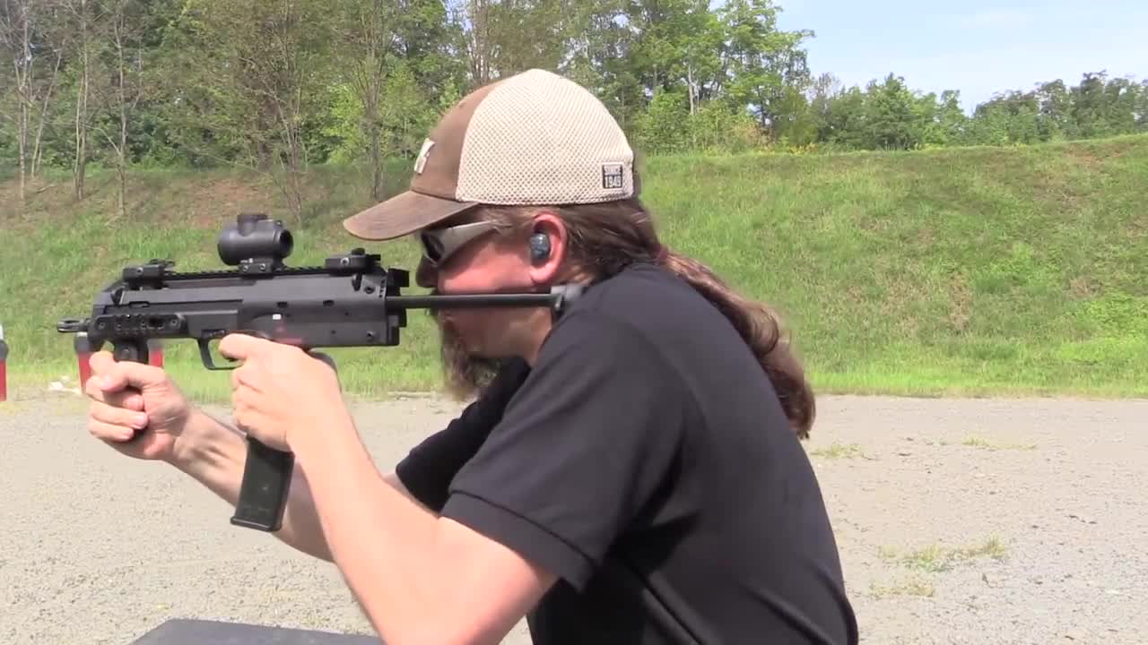 hk mp7冲锋枪安装消音器射击,耳塞耳麦都不需要戴