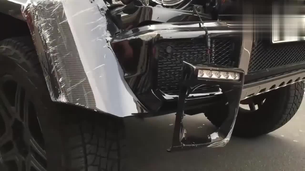 街拍巴博斯奔驰g级撞车魁梧汉子让人心疼