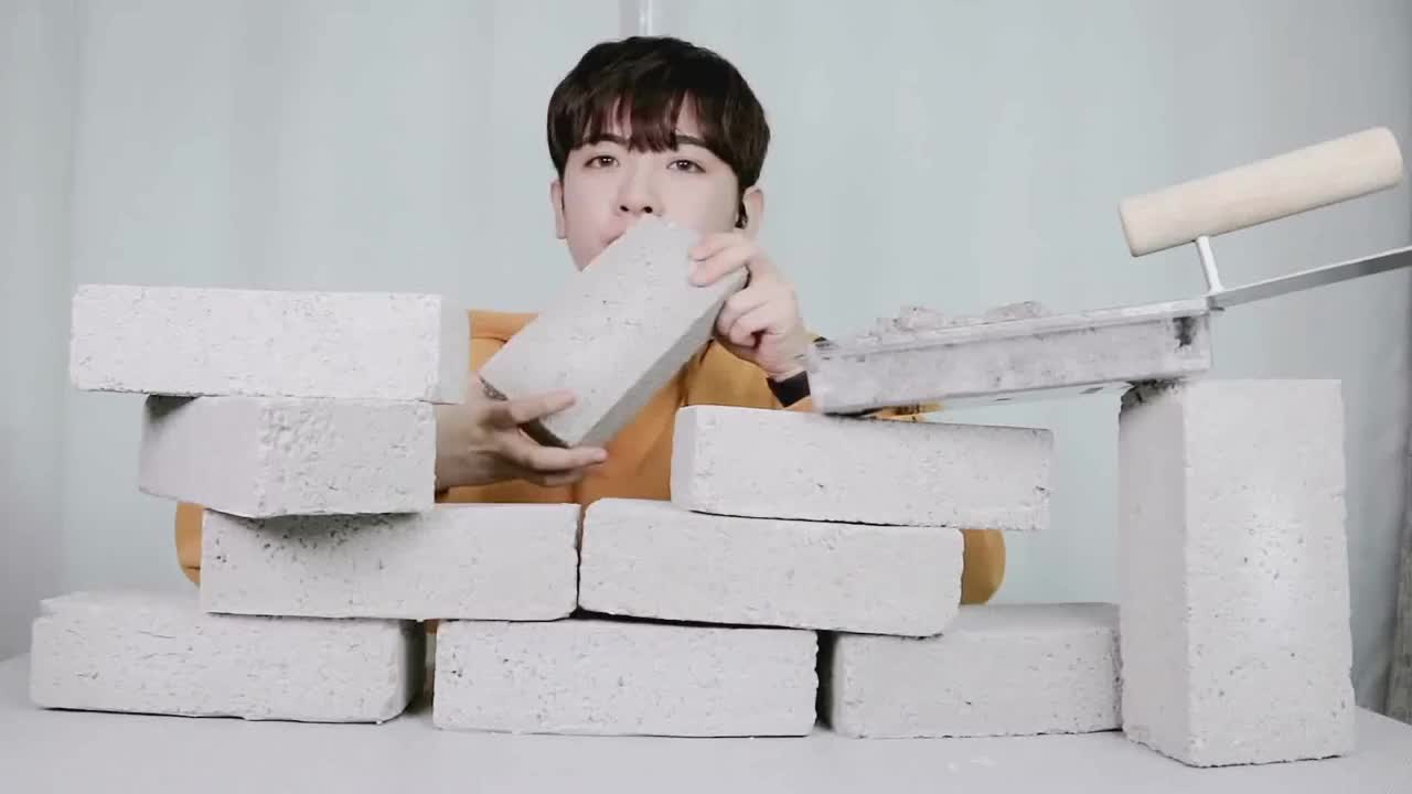 打扮帅萌的小姐姐竟然抱着块砖在啃其实是甜甜的水泥砖蜜糖脆