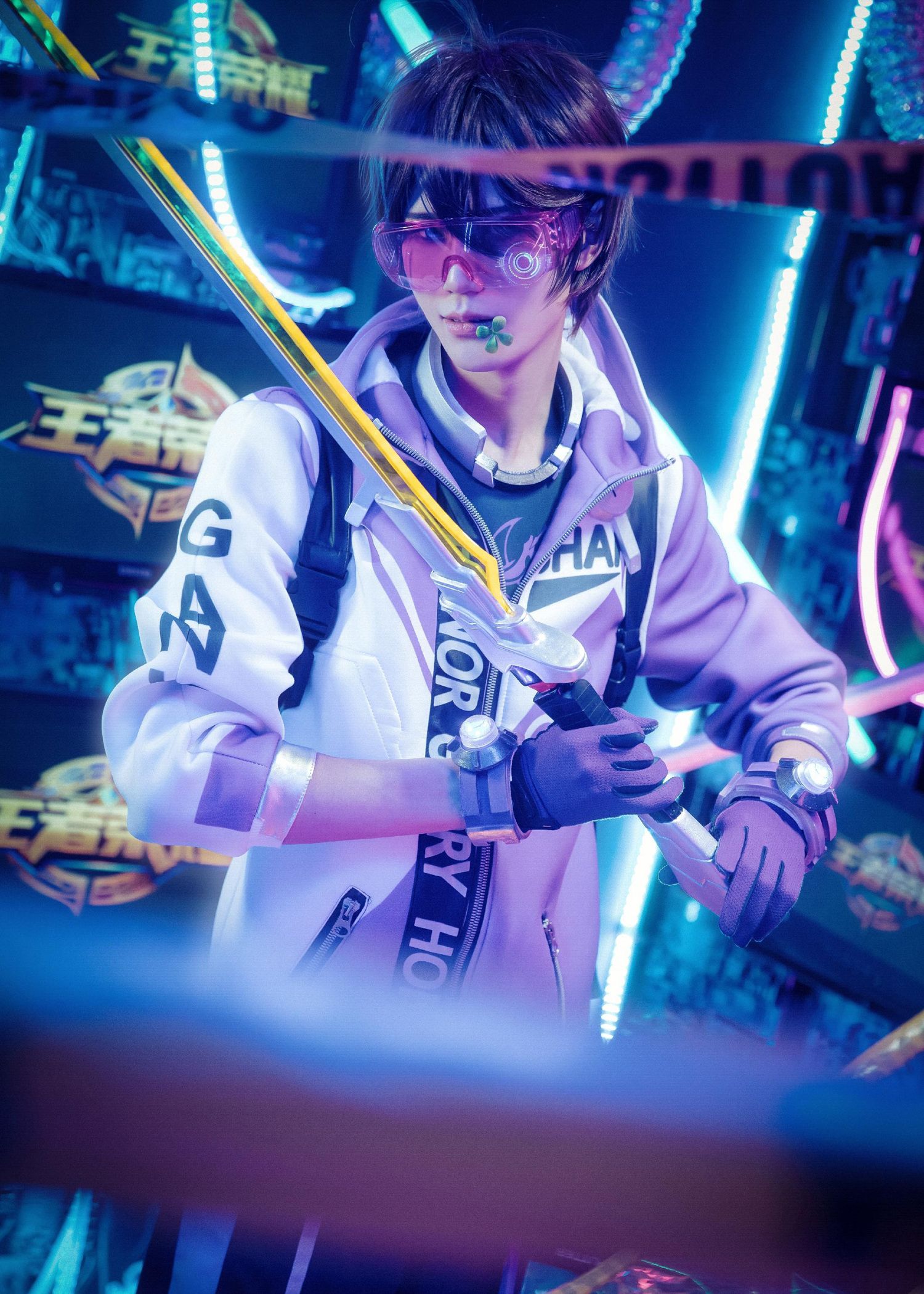 水镜本人  应该说这组cosplay作品的质量还是不错的,不仅造型帅气