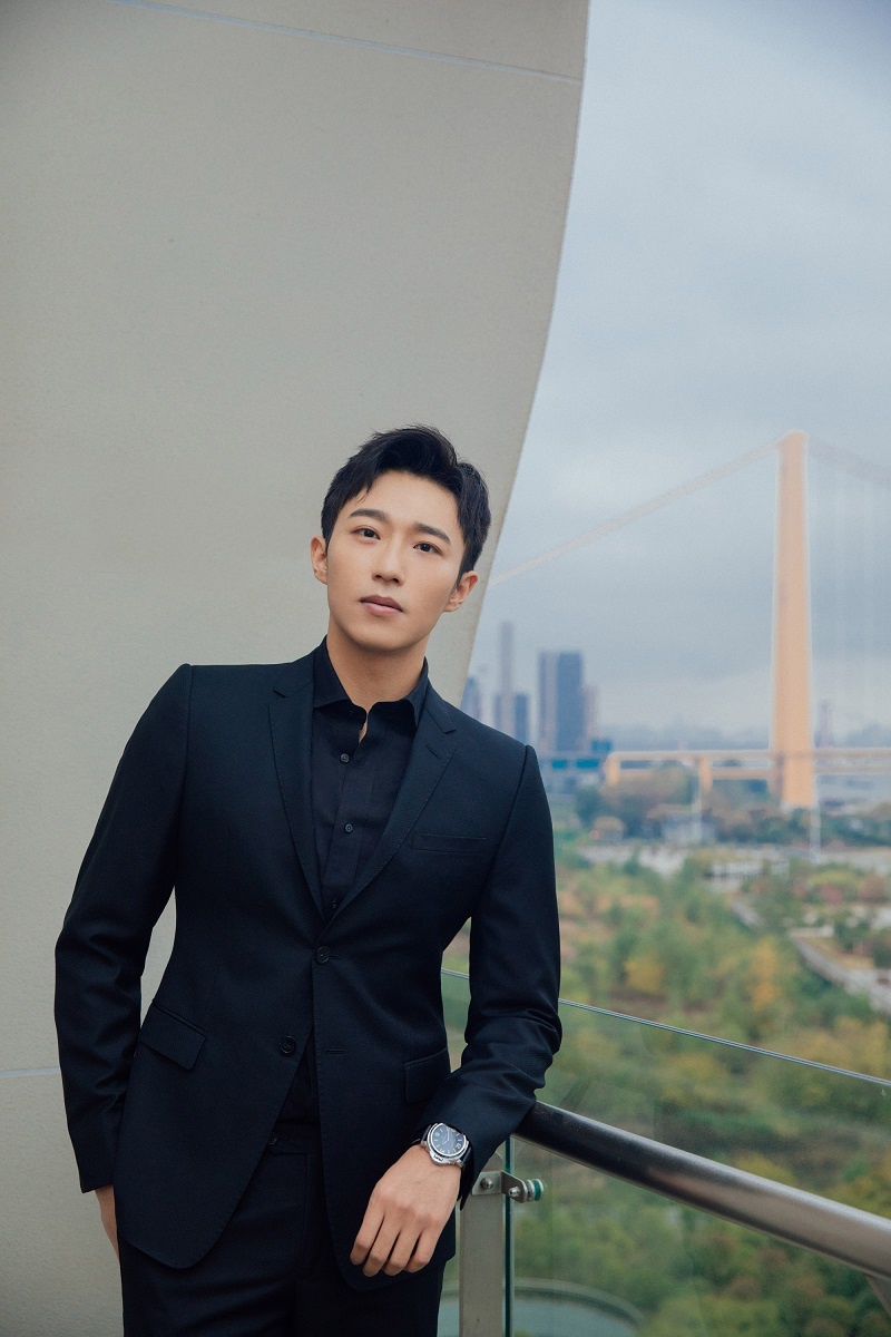 王森亮相华语青年电影周开幕式 重绎《庐山恋》