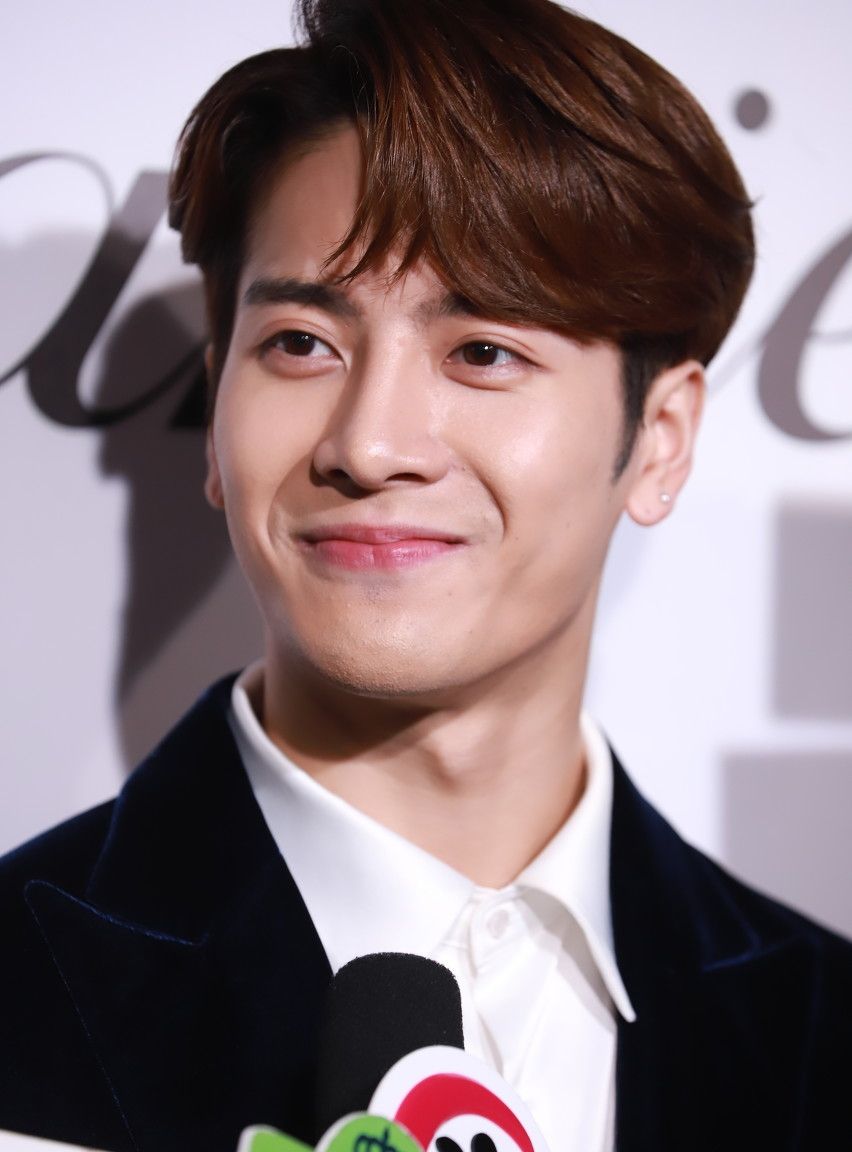 1 / 5 王嘉尔穿着西服参加活动,一头栗色头发,造型干净清爽,笑起来真