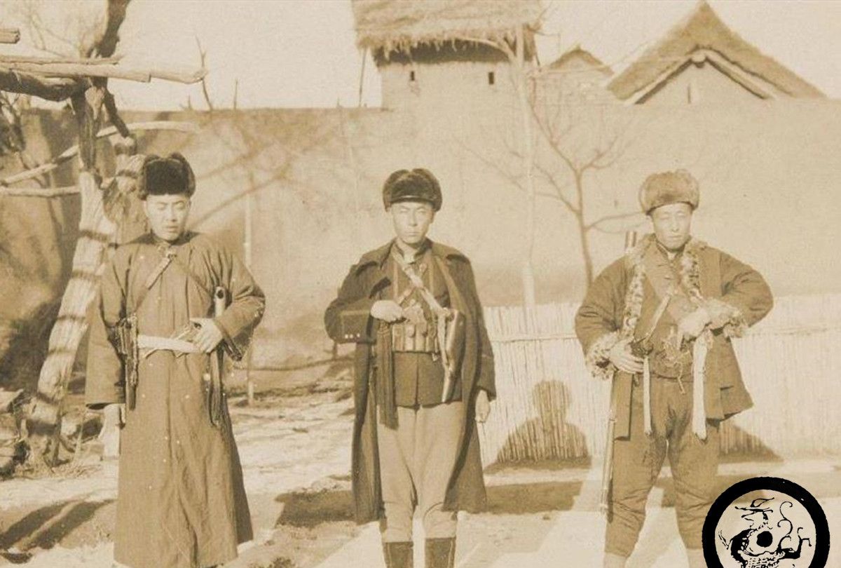 直击民国时期土匪模样:睡觉都不忘抱着枪