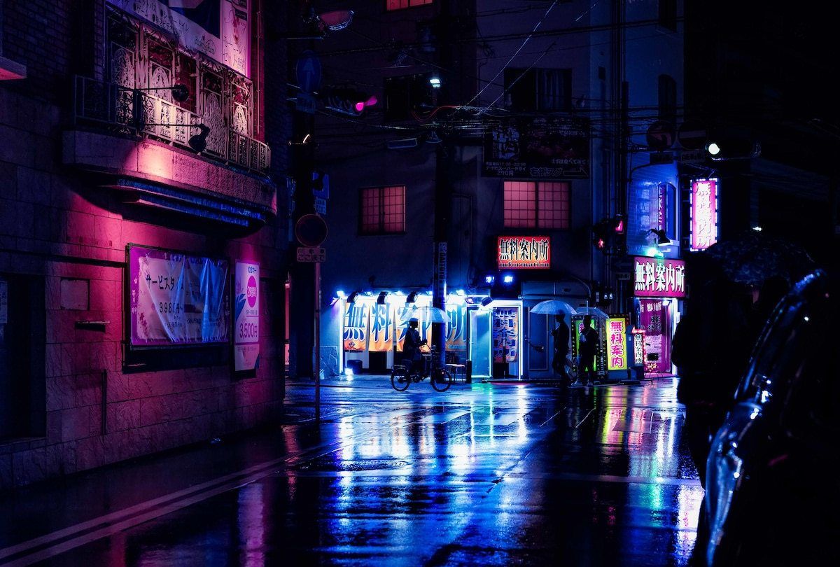 他拍摄的日本午夜街头,仿佛电影中的科幻世界