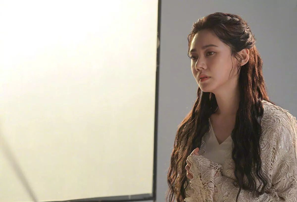 秋瓷炫新剧造型曝光,及腰卷发气质又减龄女神范十足!