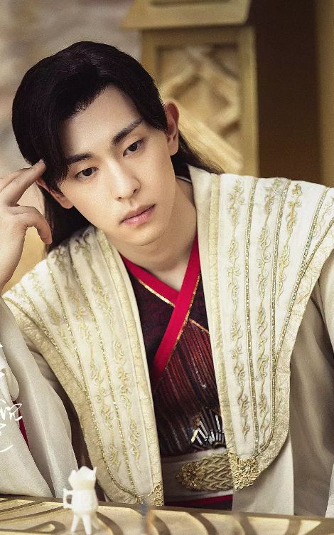 3/ 6旭凤的衣服金色,白色和黑色居多,这件就又是黑色的,肩膀上的纹路