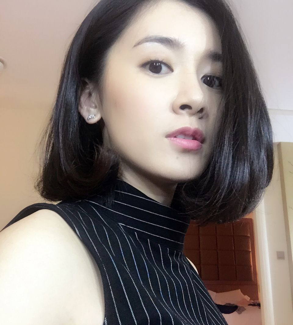 温顺清纯乖巧的石安妮她可以轻松驾驭叛逆不羁的风格