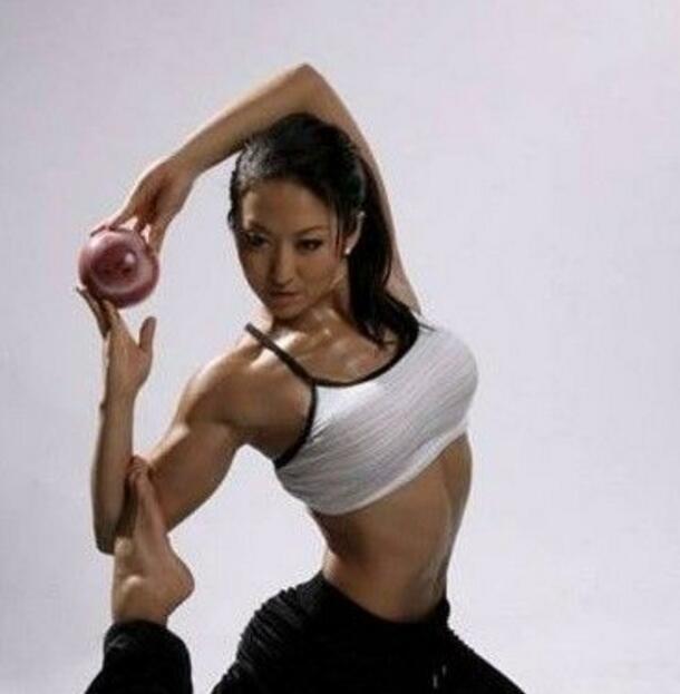 中国健美女神牟丛年入百万身材完美,择偶标准黑人肌肉男优先