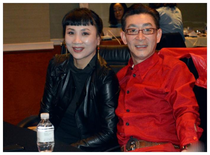 六小龄童和妻子于虹近照,网友:原来是天竺皇后