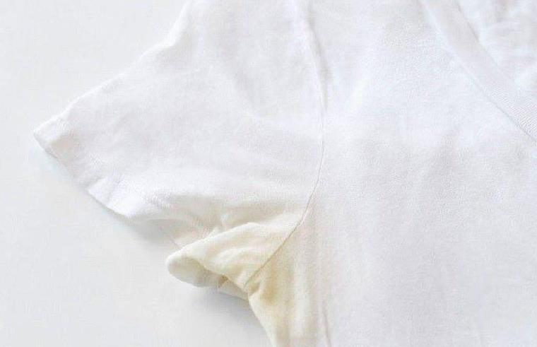 领口松掉 T恤泛黄不用丢 只要用这3步骤就能一秒救回来