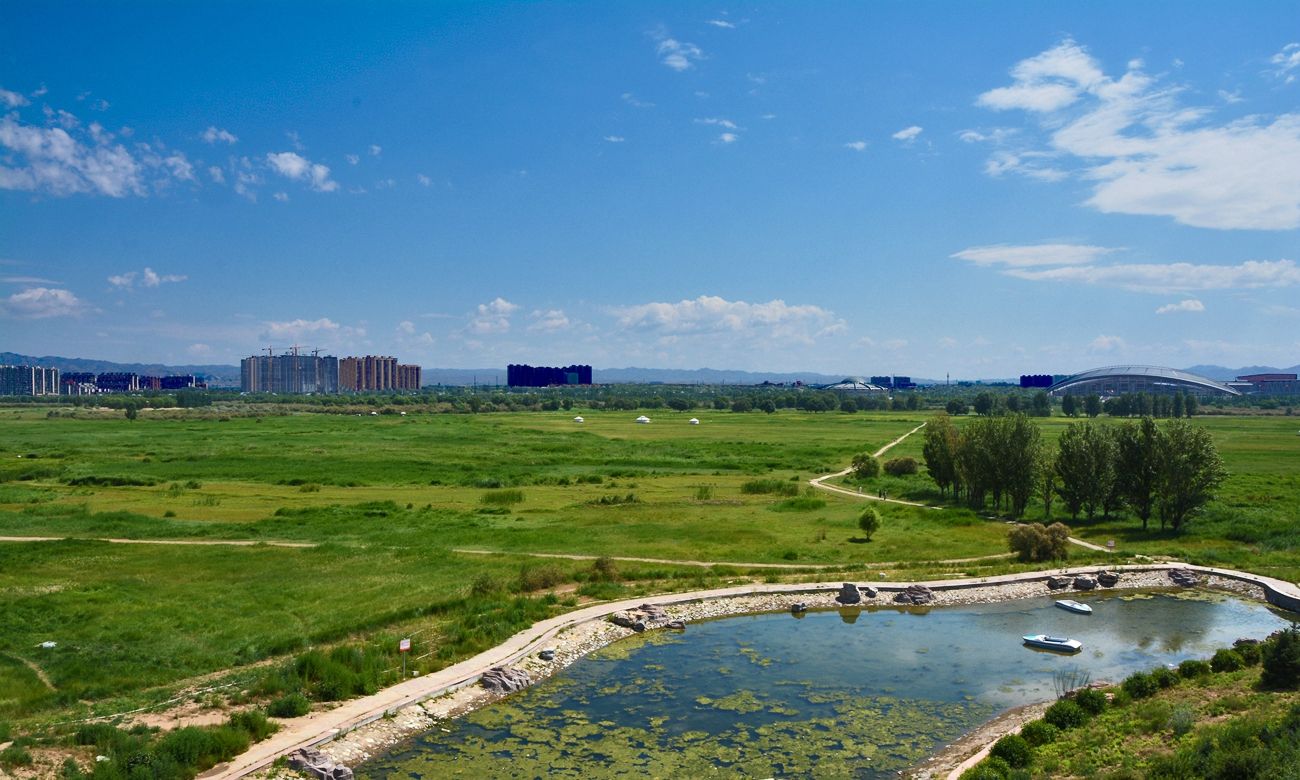 这个市中心有一全国最大城中草原,跑马射箭祭敖包烤全羊好吃好玩