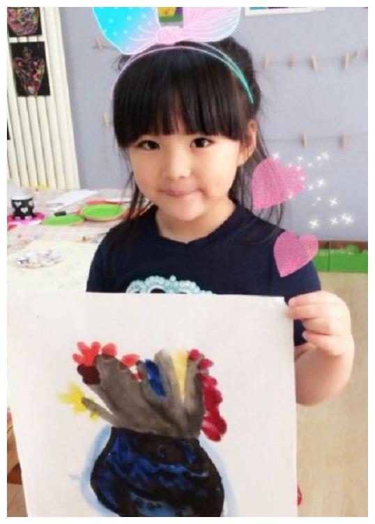 王诗龄的作品可不只有这只猫咪,她自小就练习绘画,小小年纪就画艺了得