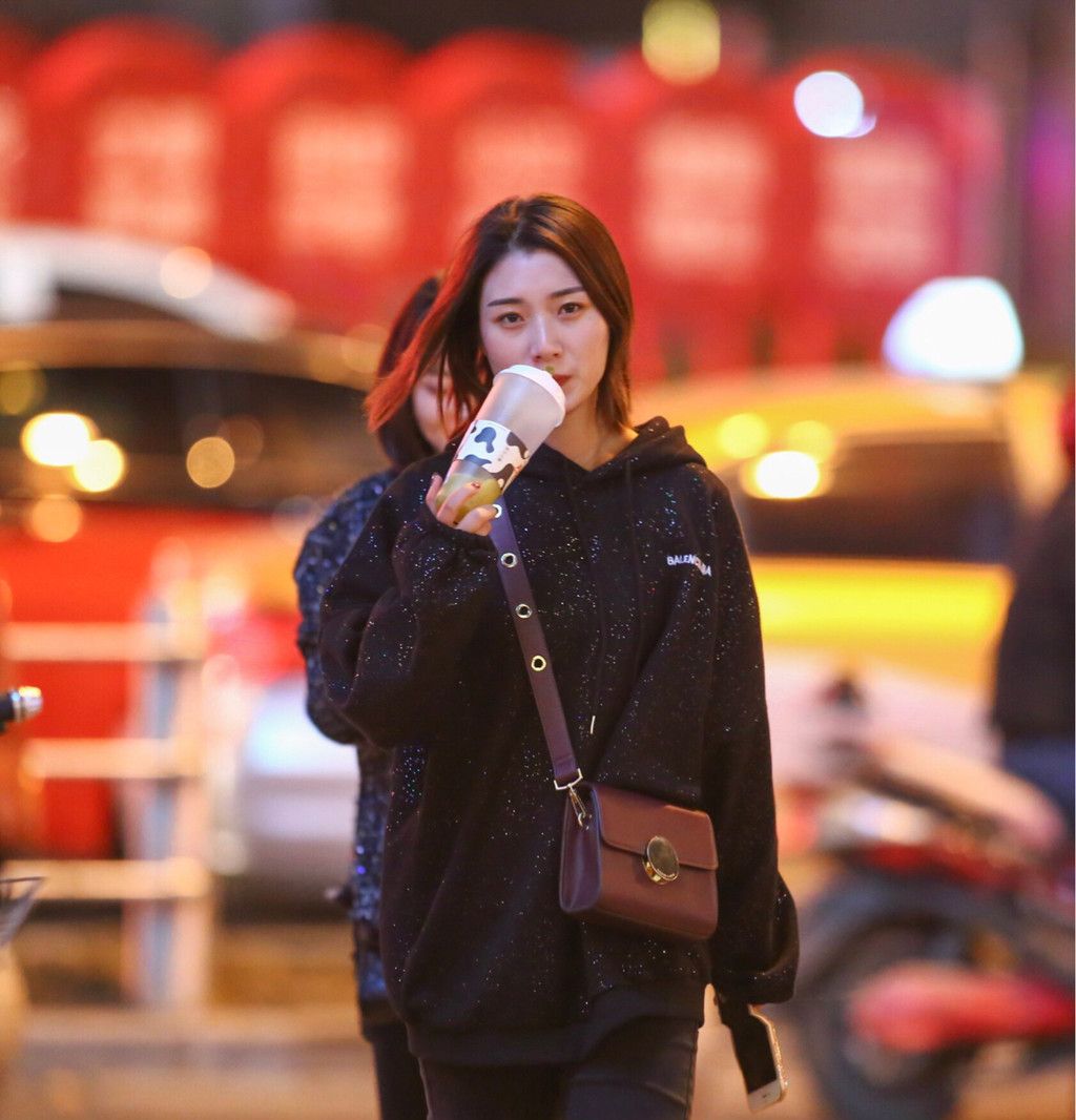 街拍:真实拍摄成都街头的高颜值美女,个个都十分诱人!