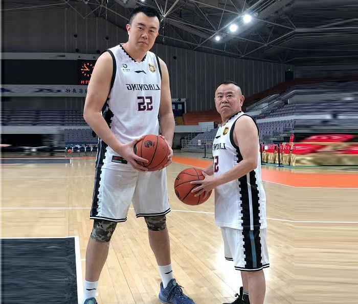 资料显示韩德君身高是215cm,而潘长江的身高则是160厘米,两人的身高