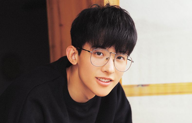 杭州电子科技大学的校草常华森,艺名常优秀,斯文秀气的外表在网络上