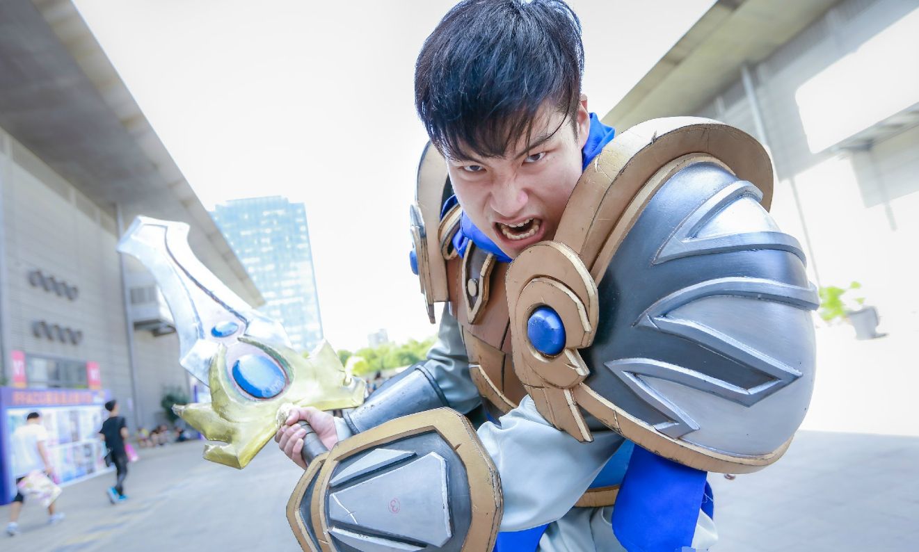 英雄联盟cos,高配寒冰射手对比低配无极剑圣,爆笑cos!