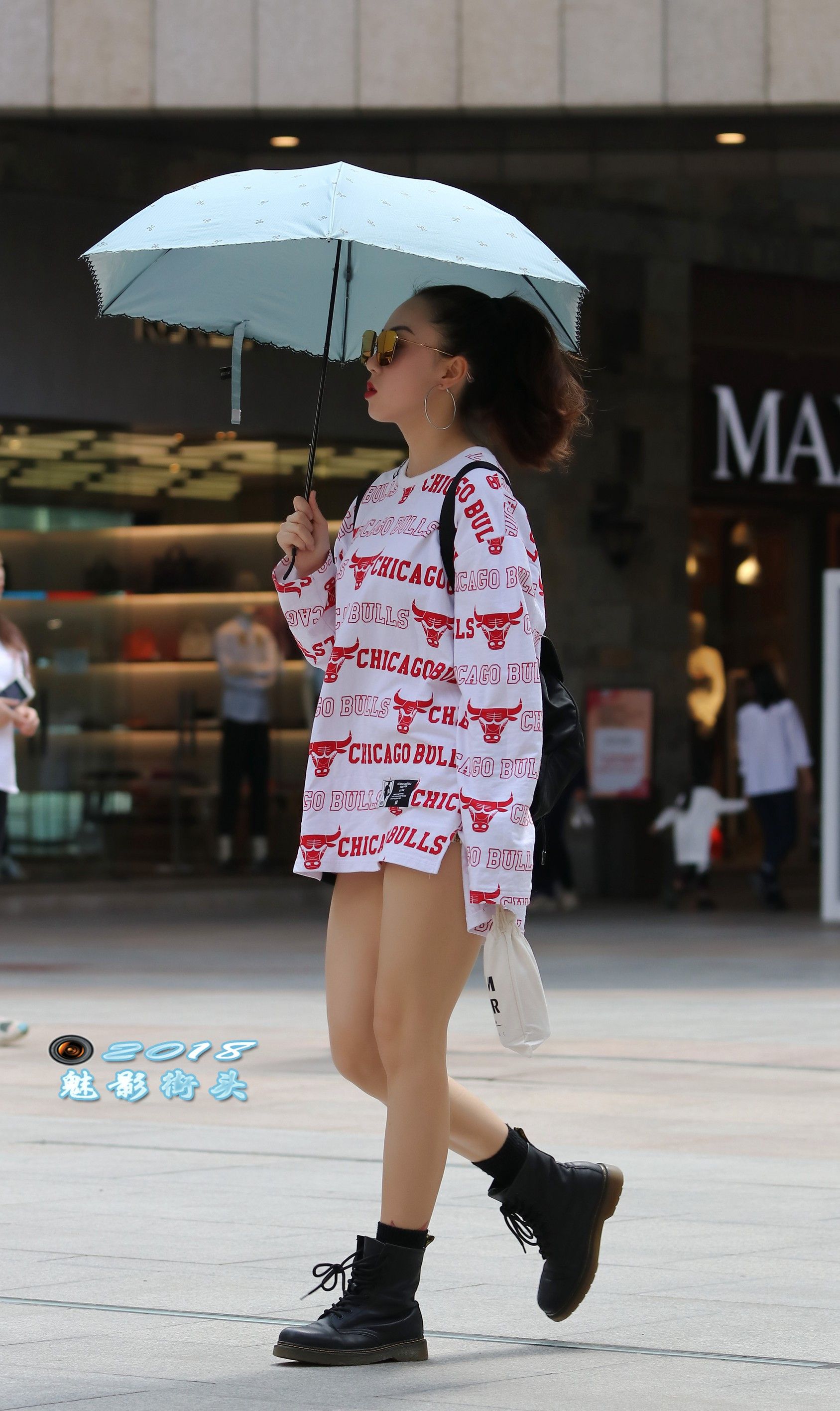 街拍小姐姐穿着牛头字母长袖t恤一看就知道是公牛队的球迷