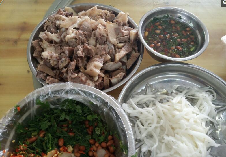 实拍广西宾阳县黎塘镇市场上人山人海热闹非凡好好吃蔬菜和水果