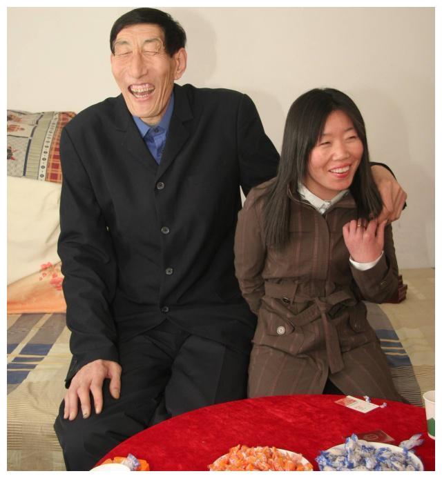 中国第一巨人鲍喜顺56岁娶妻不听劝阻生下孩子现状如何