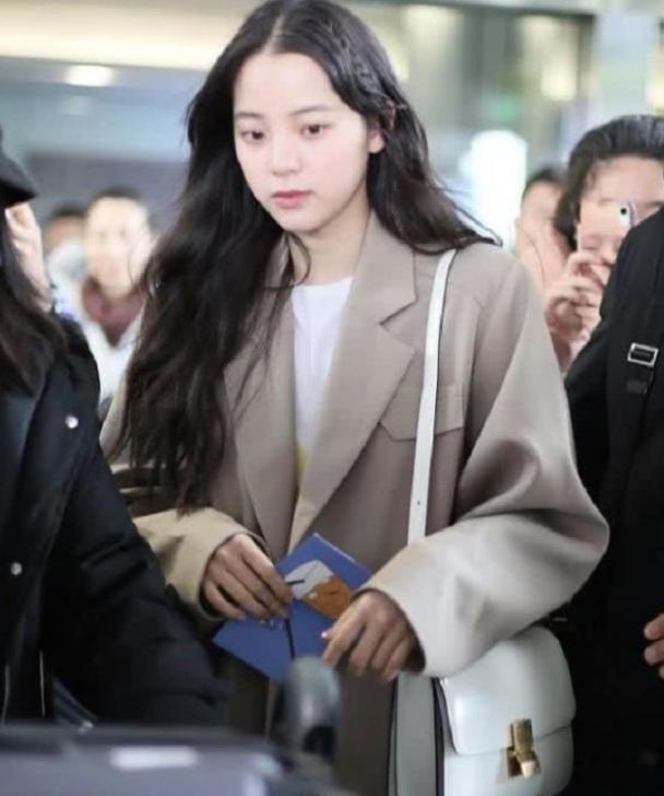 欧阳娜娜自信过头?大胆挑战"拖地大衣",结果却穿成五五分身材