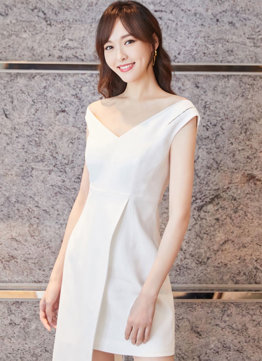 一字肩白裙温润如玉,尽显迷人身材.
