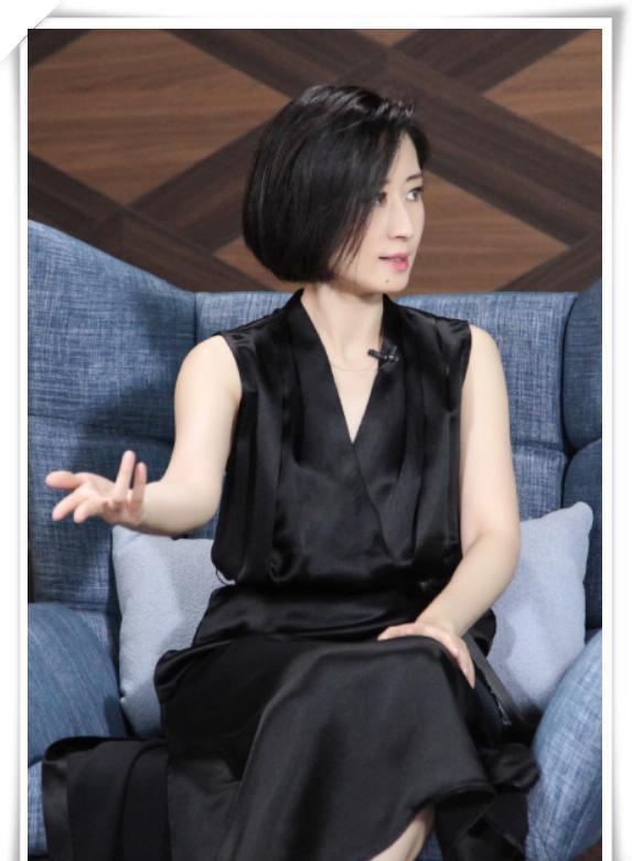 刘敏涛不扮嫩不打针,一身素衣走机场,43岁素颜依旧惊艳!