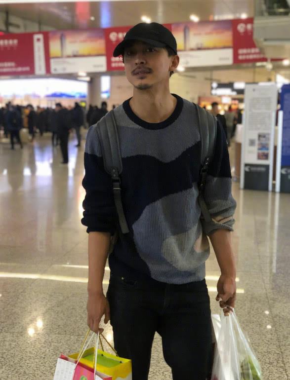 李佳航终于现身了!皮肤黝黑"胡子拉碴",粉丝:狗子你变了!