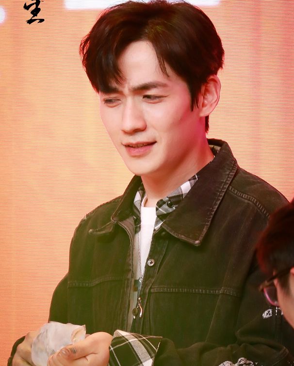 朱一龙嘟嘴卖萌,特别想幼儿园的小宝宝.朱一龙实力嫌弃自己的表情