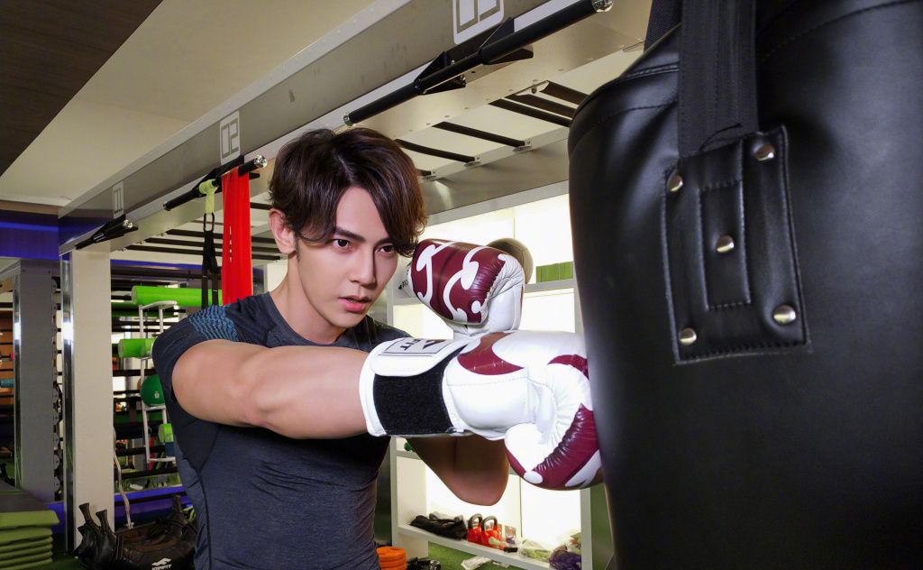 汪东城泳池写真秀身材,巧克力腹肌荷尔蒙爆棚,禁欲十足魅力尽显