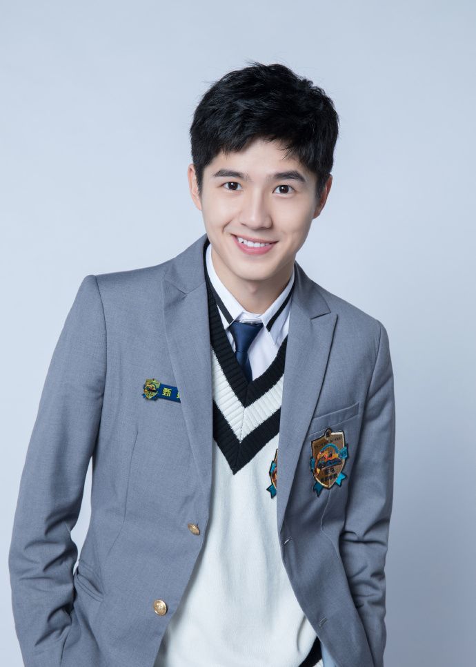 刘昊然的西服秀翩翩少年即将告别校园正式步入社会