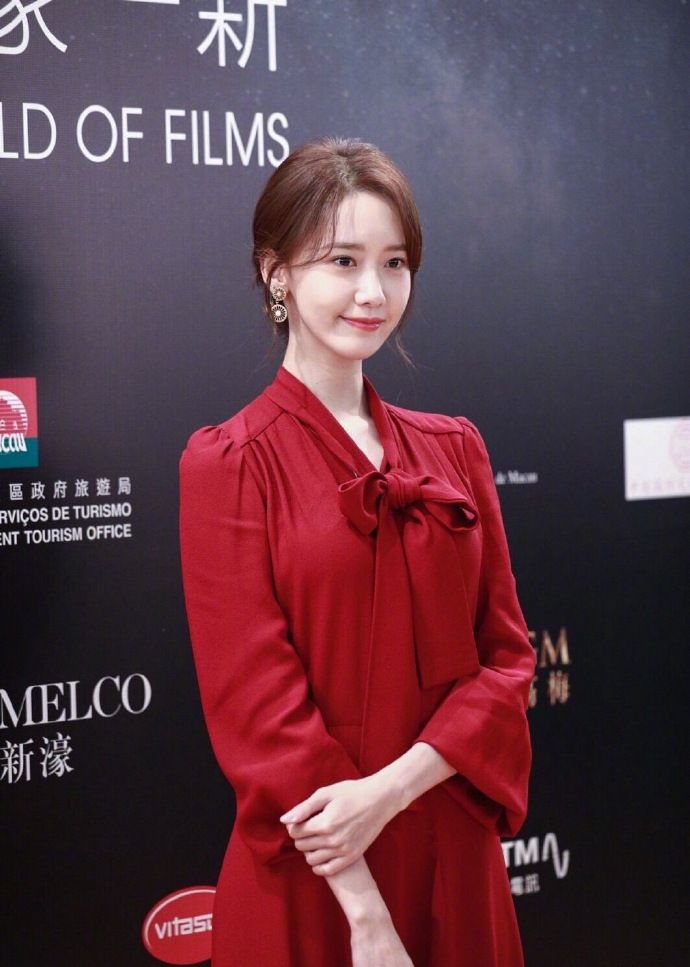 林允儿亮相第三届澳门国际影展颁奖礼一袭红裙尽显高贵优雅