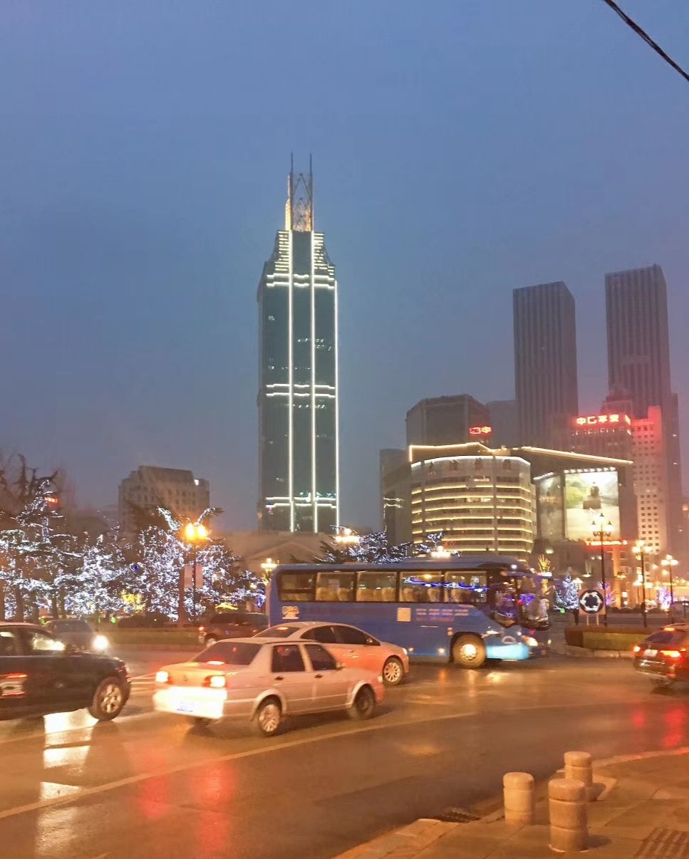 节日的大连中山广场夜景