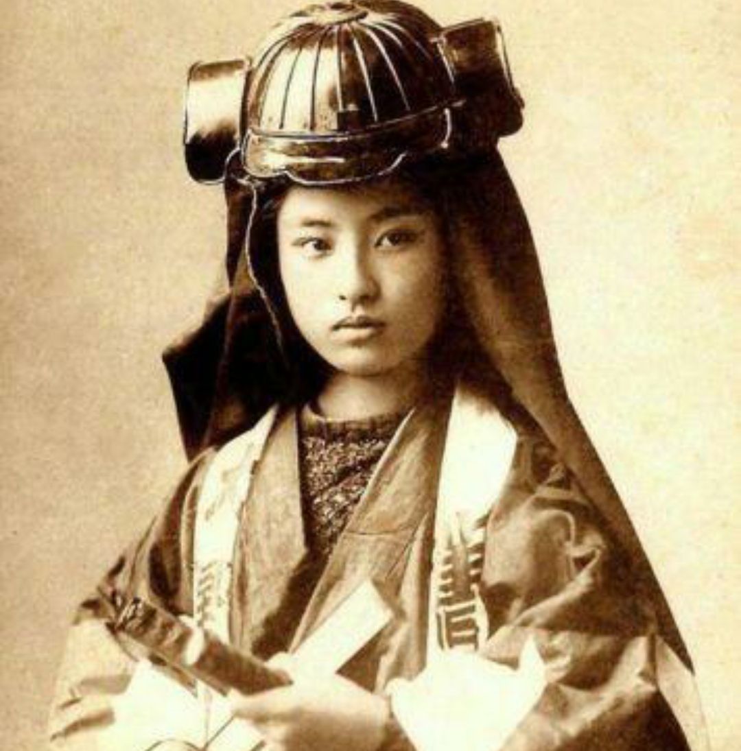 日本武士老照片：个子都不高，有凶悍的男武士，也有漂亮的女武士