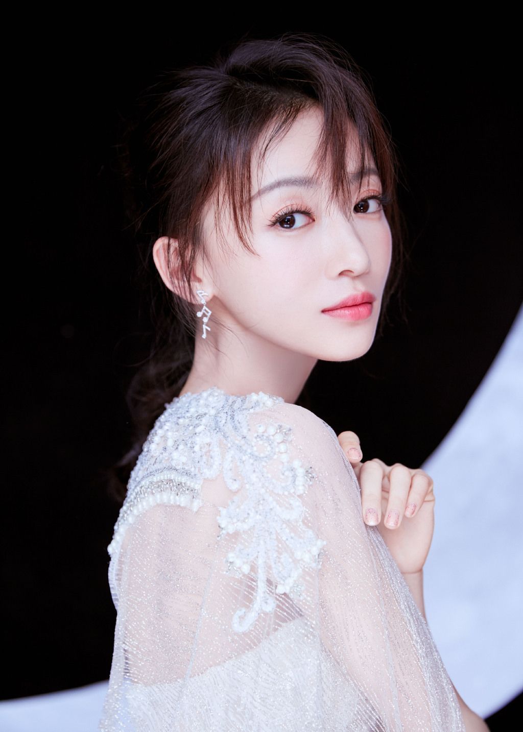 吴谨言:月亮弯弯极致梦幻,白裙美女惊为天人!__财经头条