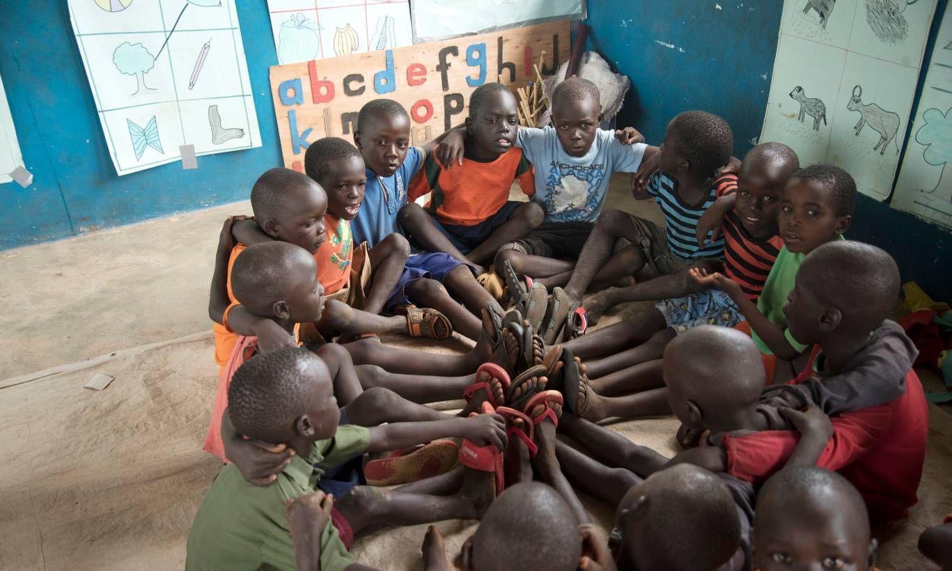 因为战争,这些孩子们只能在废墟或者帐篷内上课