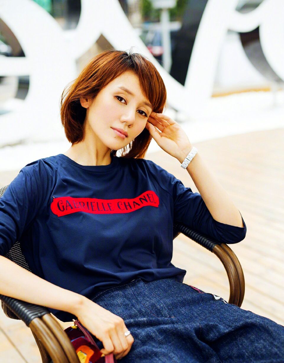 袁泉私下的衣品真是太好了,虽然是街拍,但是可以媲美大片