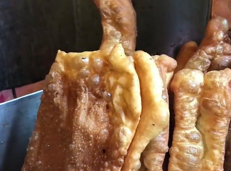 天津特色小吃粿蓖,一元一张吃着又薄又脆,小孩子都当零食吃