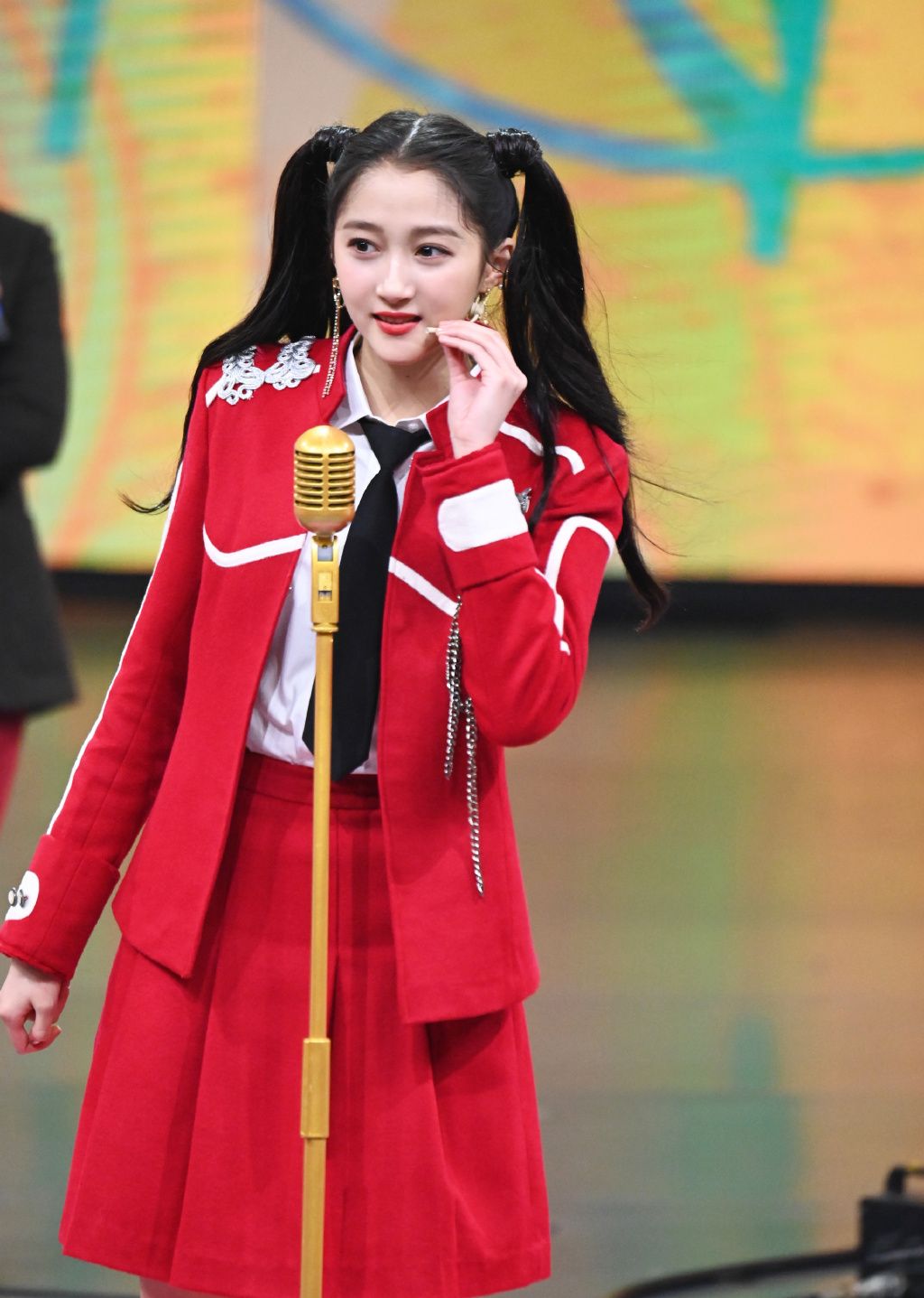 关晓彤《王牌对王牌》节目新造型,大红服饰搭配双马尾,干净甜美