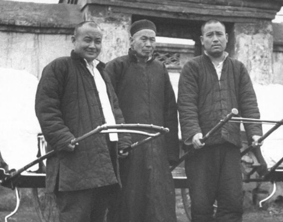 老照片:末代王爷败光家产,卖祖坟,一番挥霍,最后沦为黄包车夫|晏森