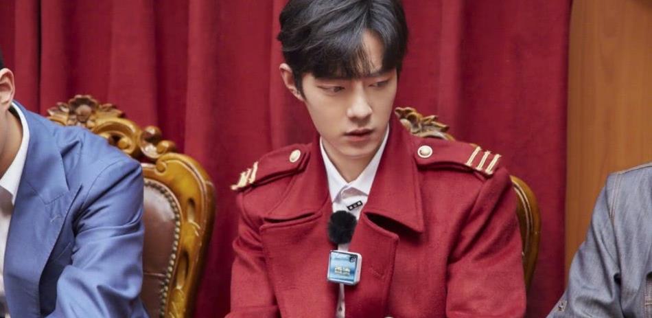 肖战红色制服大衣