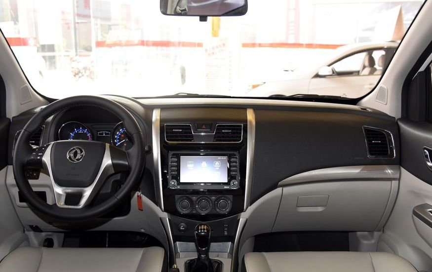 风行s500车的内饰和格调是非常令人满意的,主要在于内饰风格很有科技