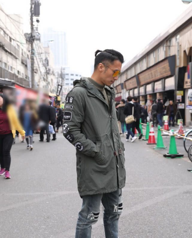 谢霆锋晒帅照,照片中谢霆锋双手插兜,扎着小辫非常潮酷!