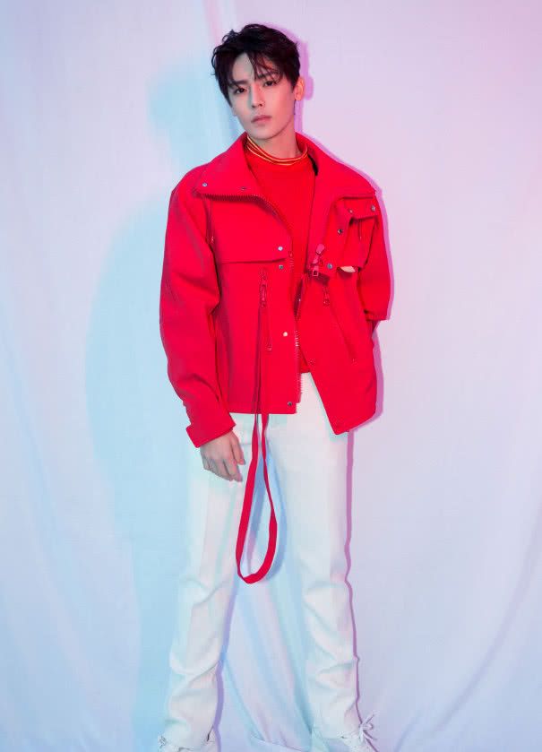 侯明昊身穿红色夹克,头发特别吸睛,是个酷酷的男孩没错了
