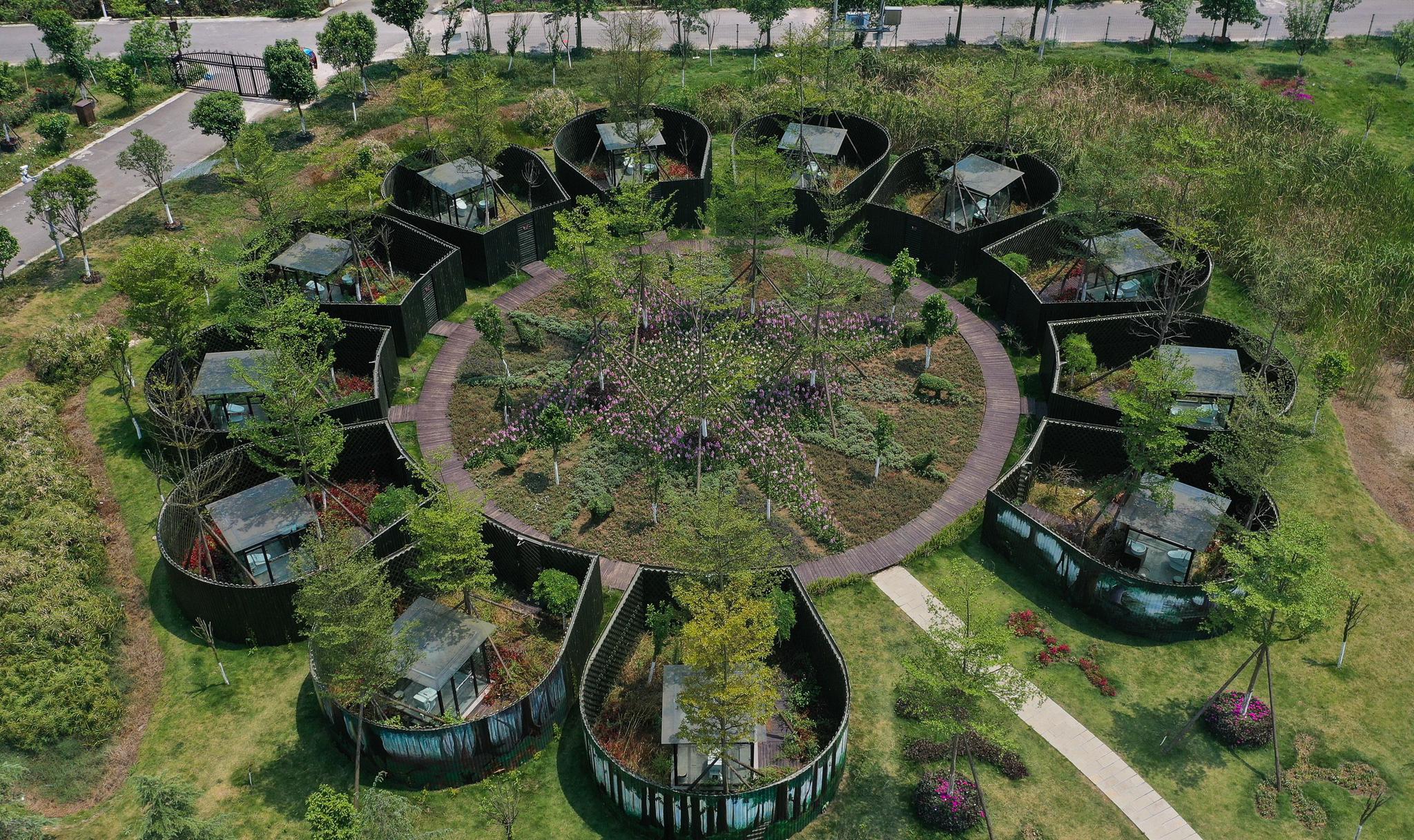 露天花园式生态厕所 外观独特露天"方便"_高清图集_新浪网