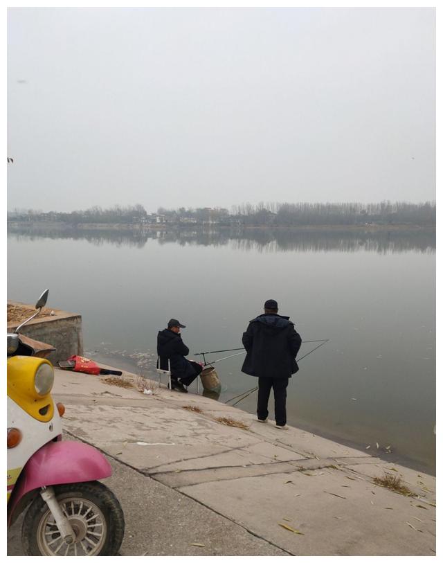 实拍:南阳白河钓鱼人,真实而神奇!