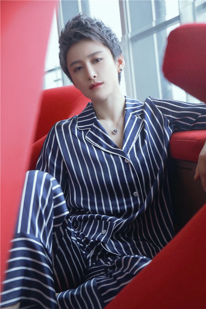 蒋璐霞秀身材 腹肌吸睛解锁新时尚