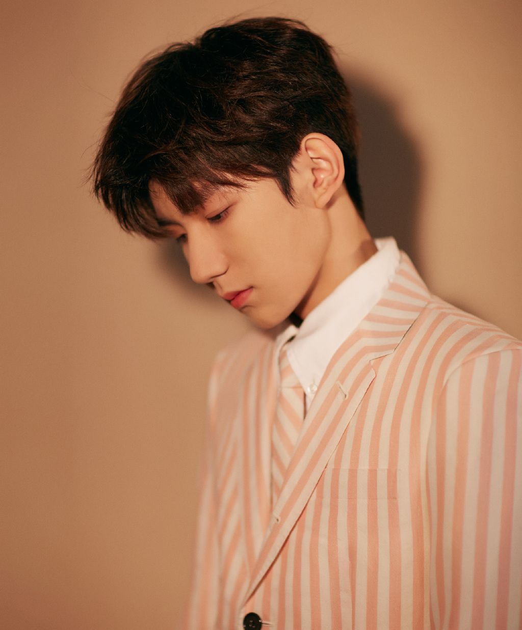 王源厉害了,"火烈鸟西装"穿出绅士风采,意外好看尽显男人魅力