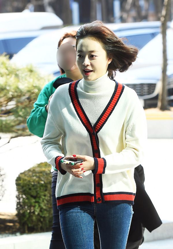 全昭旻身穿白色针织开衫,衣边的撞色设计,视觉上还