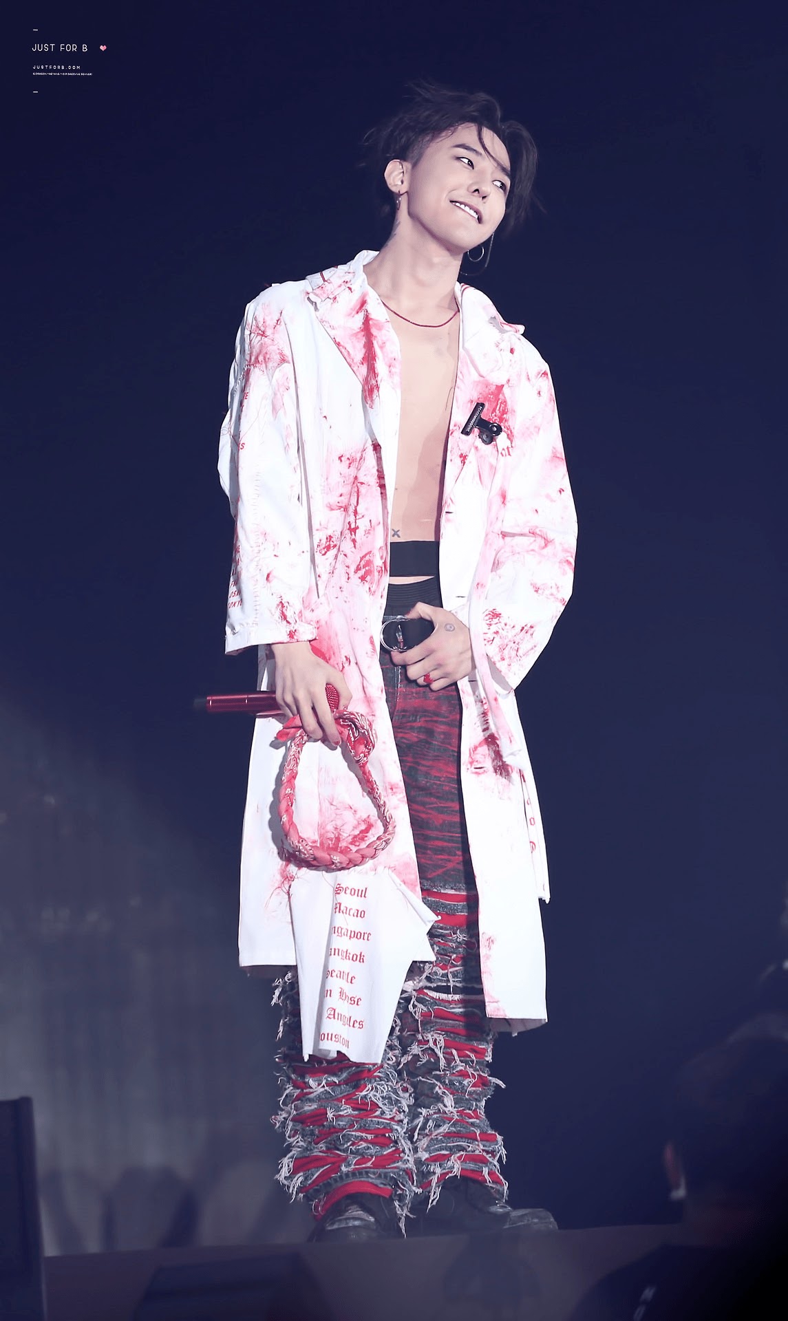 BIGBANG权志龙独特的时尚感在他的鞋带领带上达到了顶峰